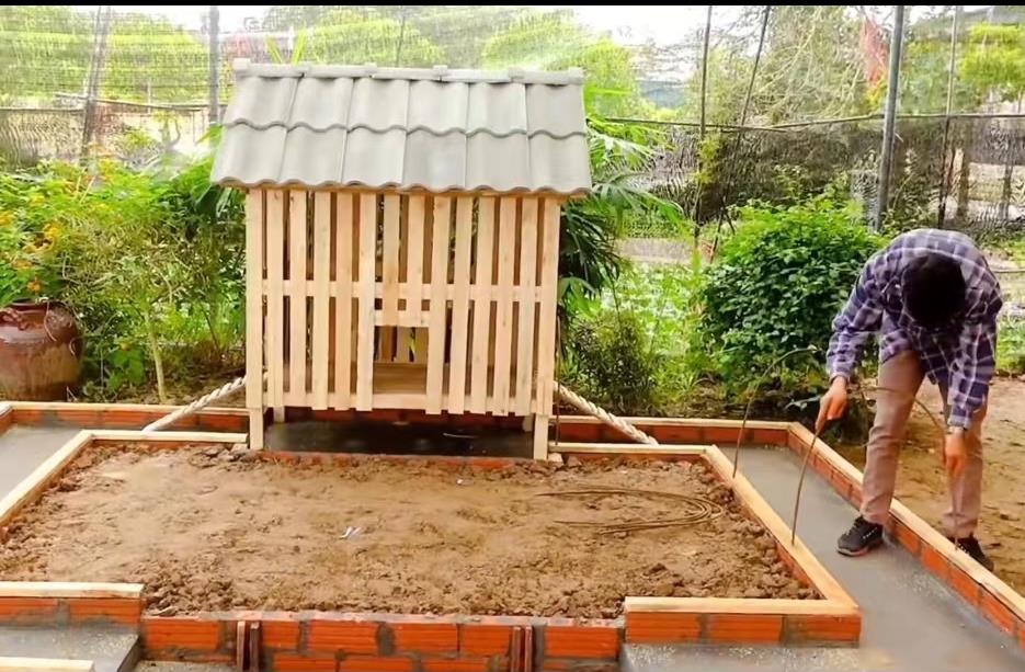 小哥把竹子编织成长方形鸡笼,小哥建造鸡舍