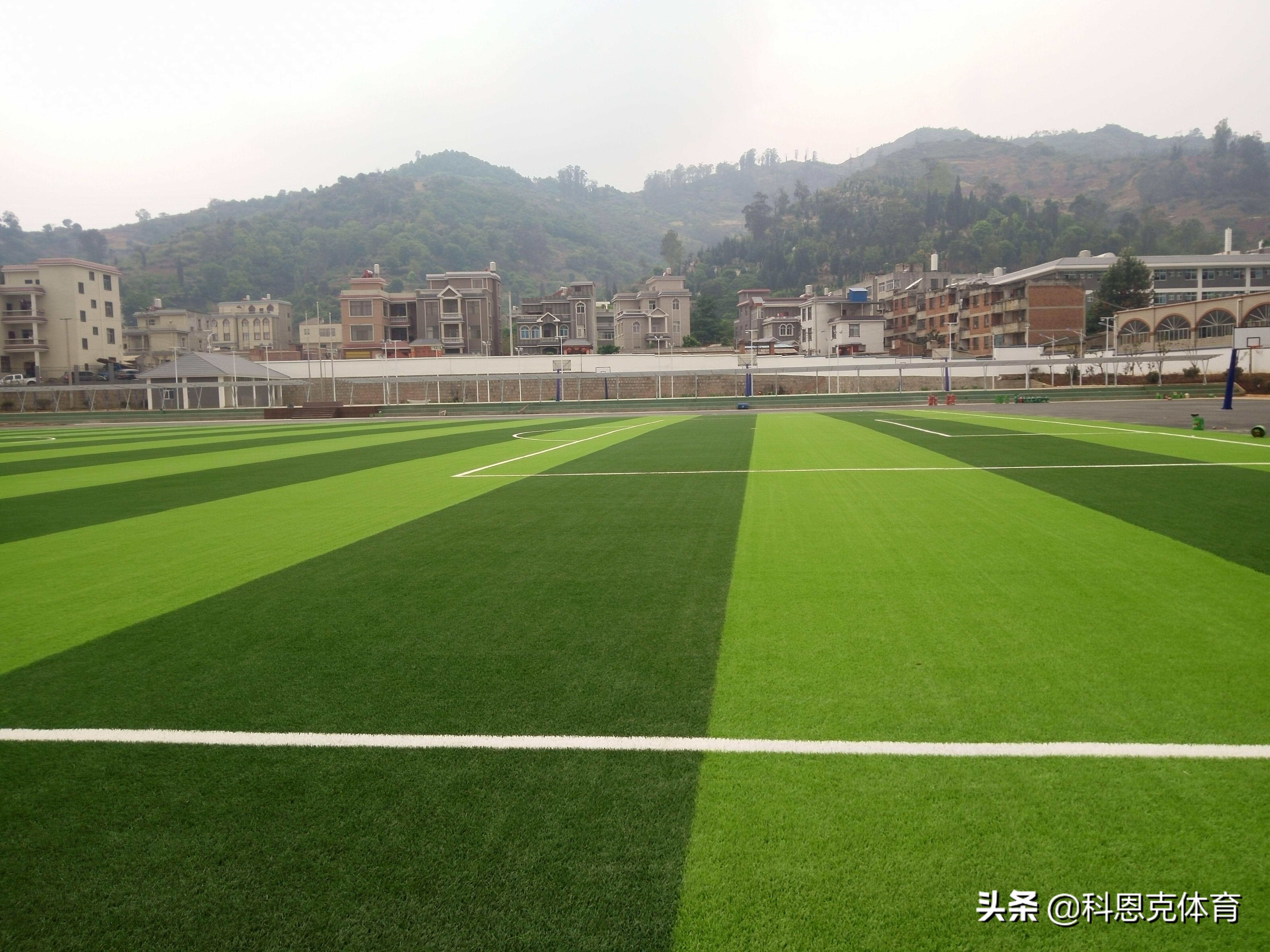 人造草坪鼓包,人造草坪施工完工后鼓包怎么处理