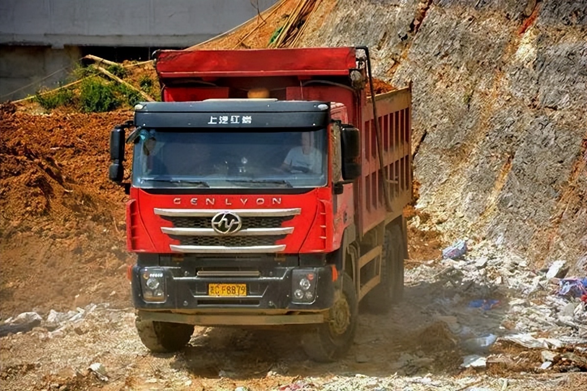 跟车实录在路上见到品牌的卡车,红岩杰狮车队夜晚视频