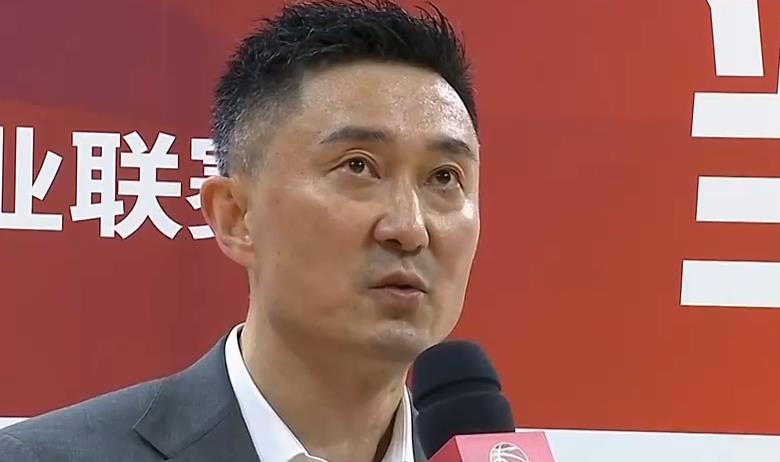 广厦输50分广东王博赛后采访,杜锋不满判罚冲入场内质问裁判组