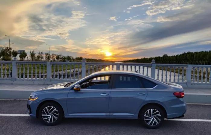 速腾与朗逸优缺点对比,朗逸与速腾对比哪个值得入手