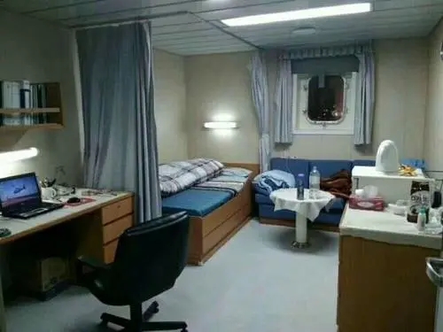 普通海员一月一万多值不值得去,月薪过万的海员在船上一天干什么