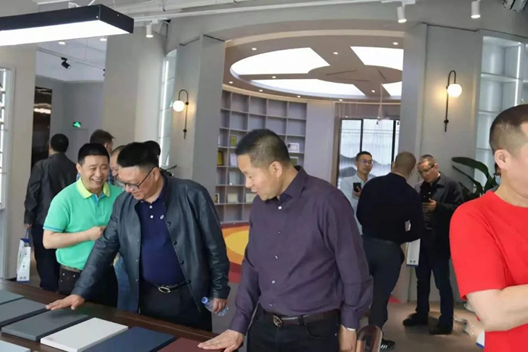 大宝漆联合成都市门窗协会举办“共建生态”木门整装定制交流活动