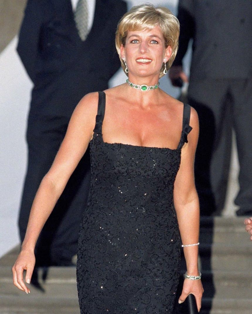 英国王室梅根凯特的差距,英国王妃凯特蓝宝石