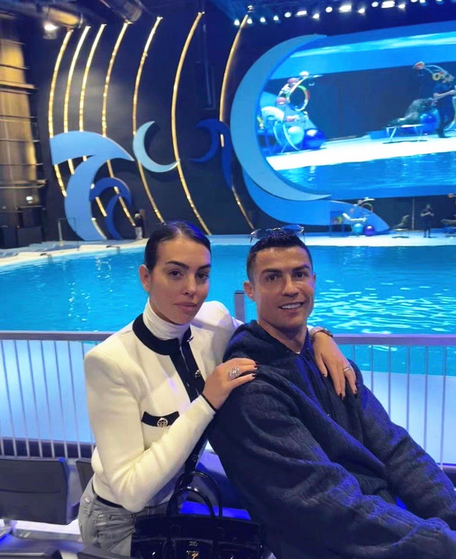 乔治娜戴头巾,乔治娜在沙特要戴头巾吗