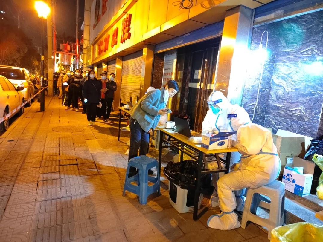 寒夜中坚守在防疫工作的第一线,防控疫情他们在风雪中坚守