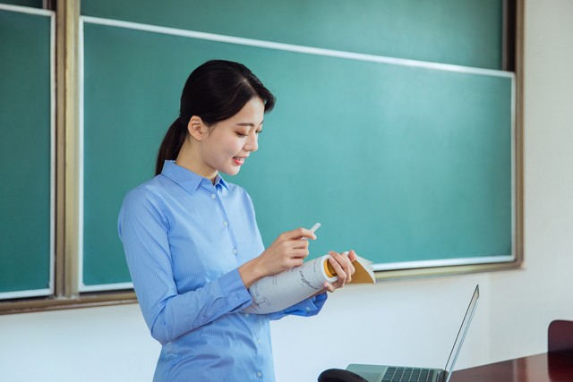 现在学校的老师做教学是副业,老师的教学已经成为副业