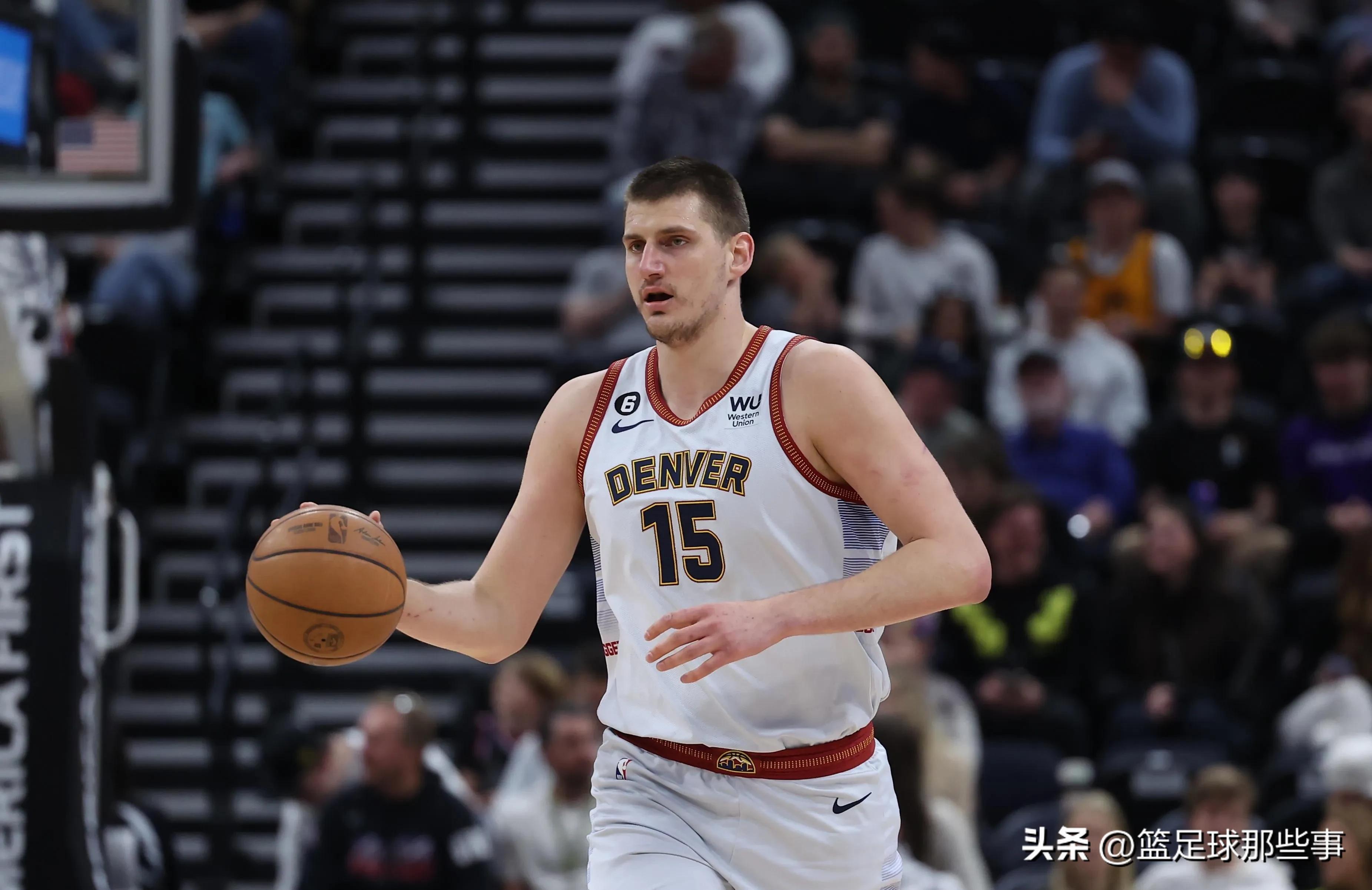 约基奇32分大逆转掘金,约基奇2+1布克