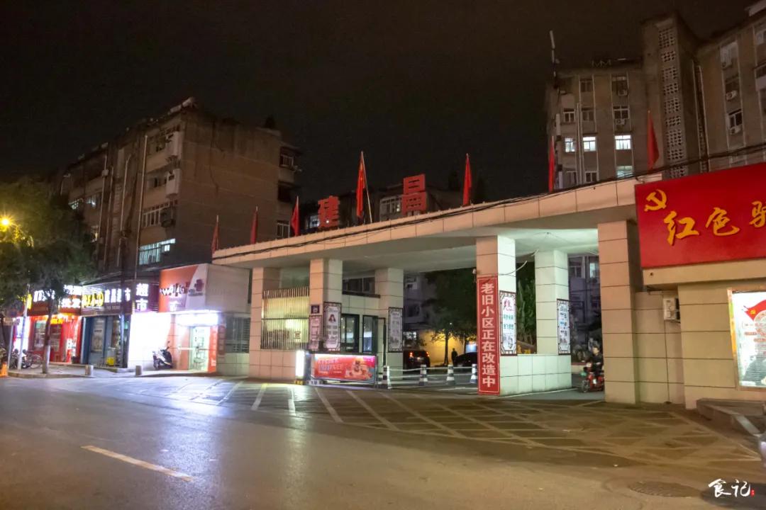 40m²的小店,厨房就占一半!建昌家属院旁的这家馆子开了23年