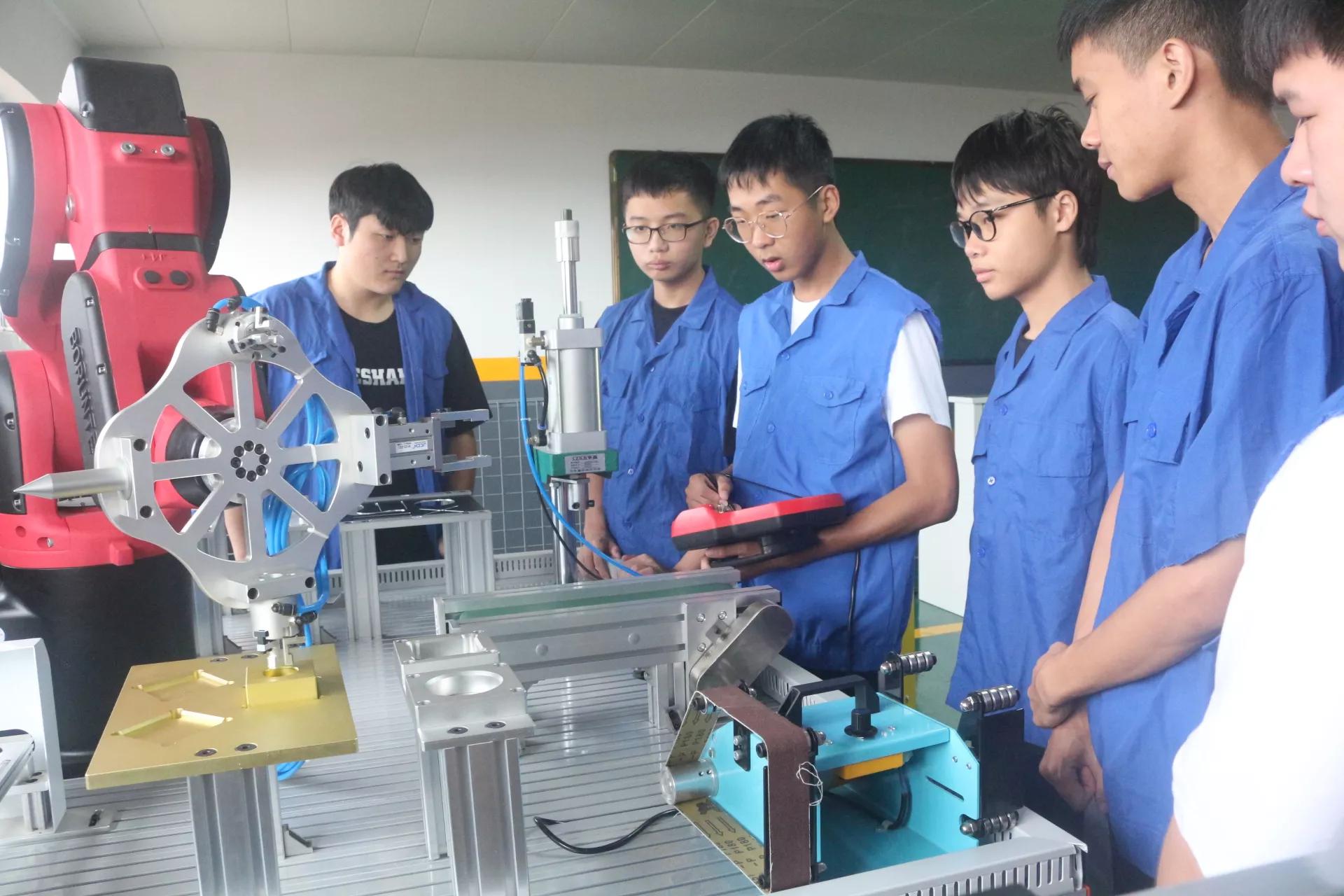 专科男生工业机器人技术,认识工业机器人专业掌握专业技能