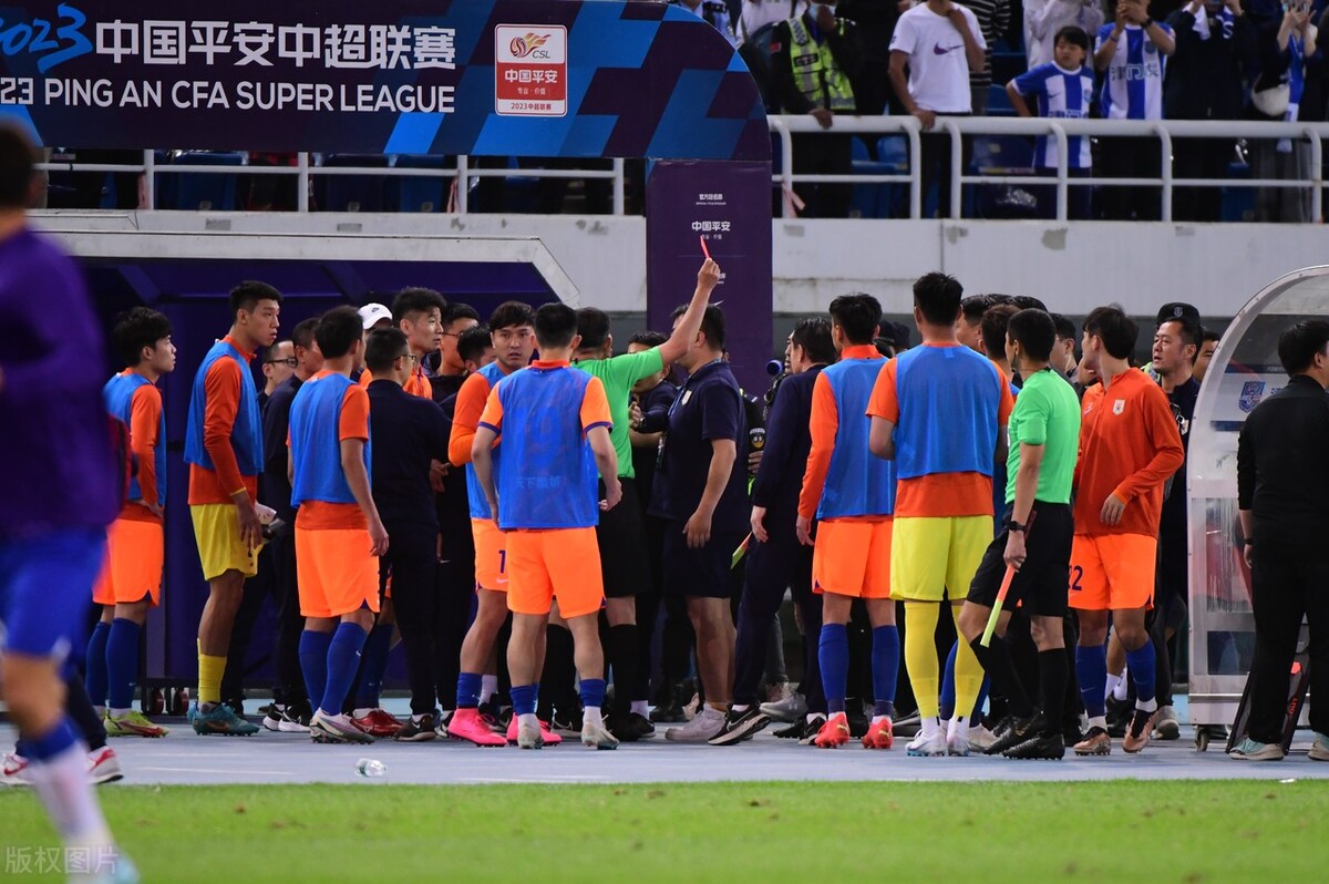 叼着哨子瞎吹！津鲁大战裁判唱主角，老贾赛后致歉，球迷揍得轻了