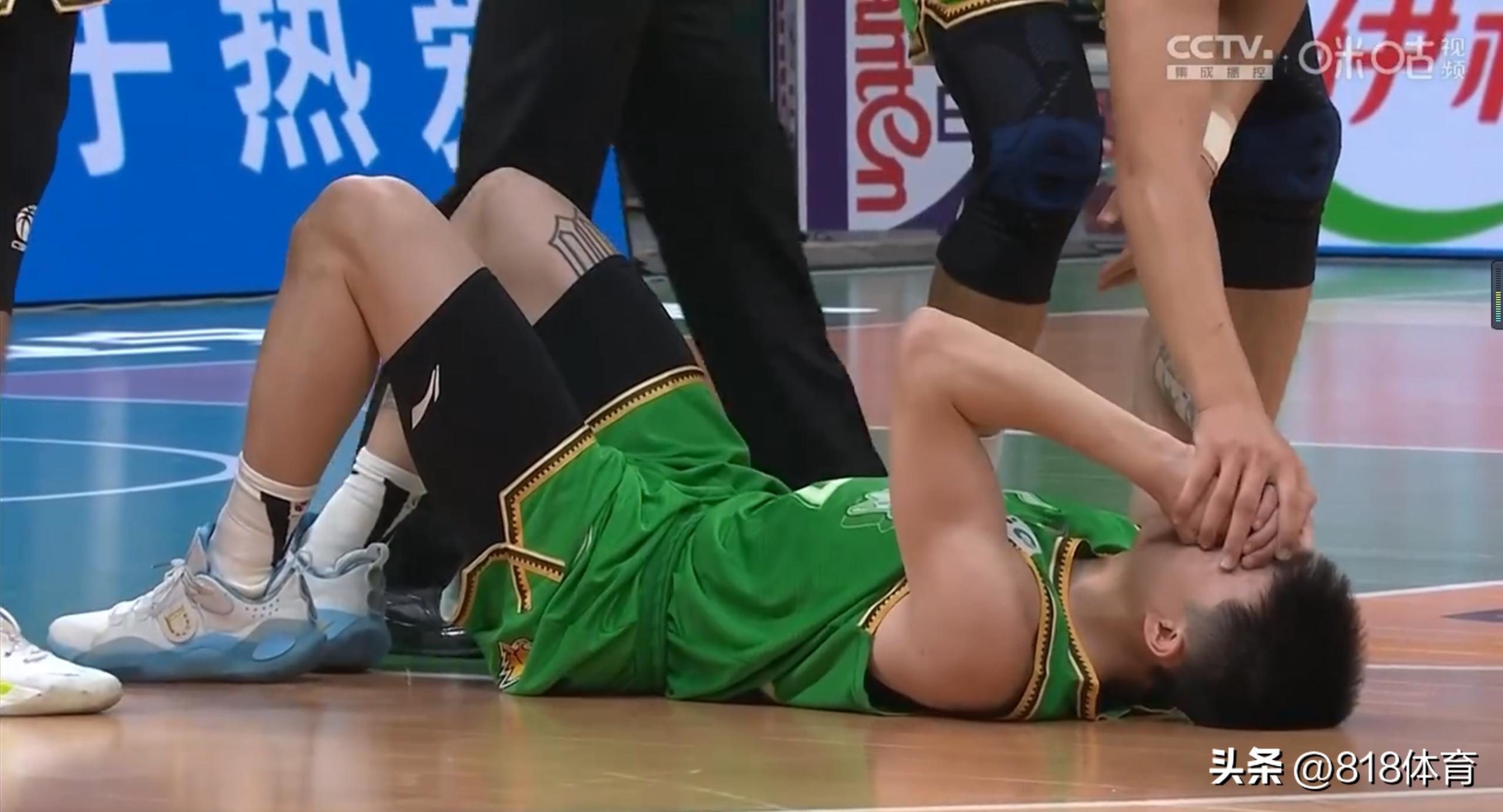 张镇麟劈扣韩国中锋,张镇麟扫堂腿肘击原视频