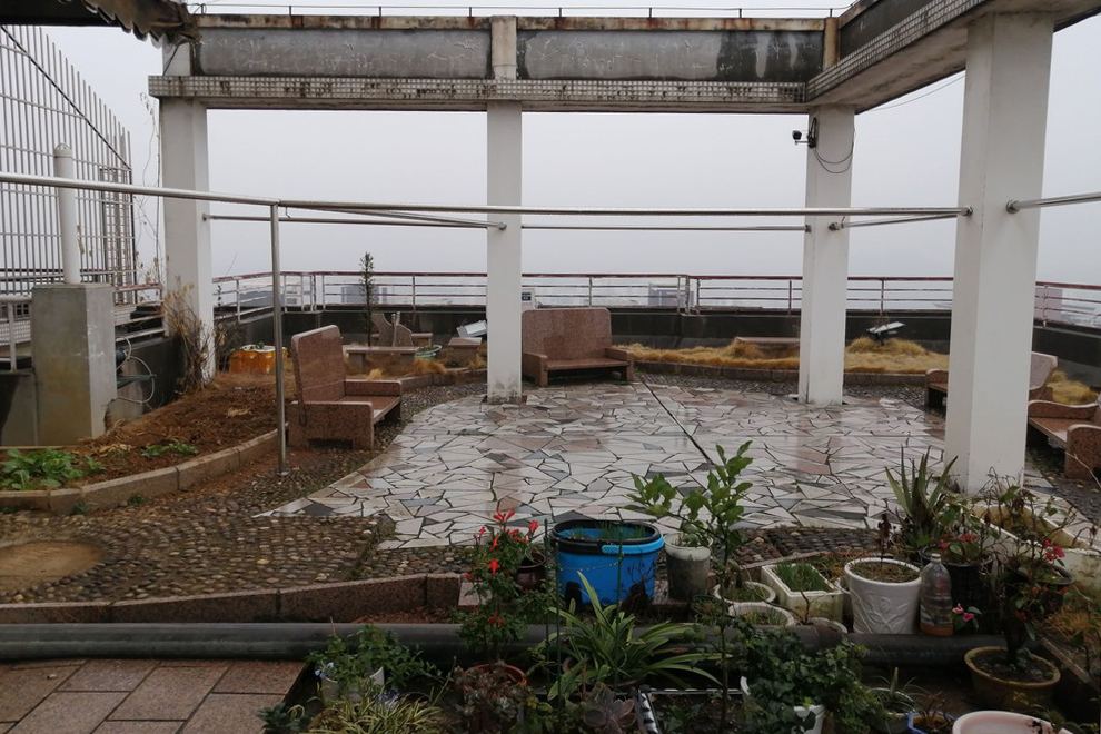 顶楼漏水为什么还有人买,顶楼漏水低层业主需要承担费用吗