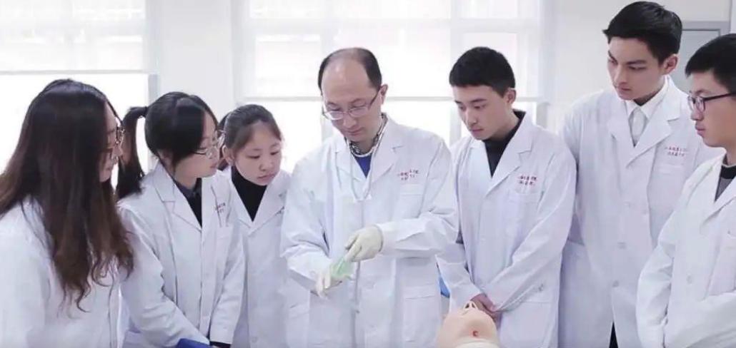 高考热门专业临床医学热度第一,2023高考医学专业热度排行榜