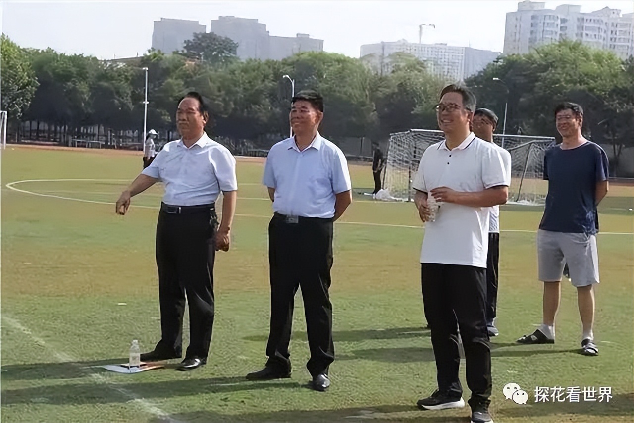 原平一中在原平市足球联赛中包揽高中组、初中组三个冠军