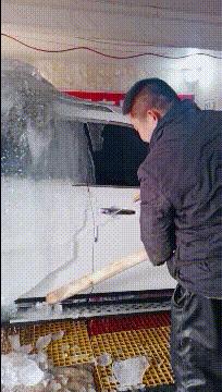 姑娘这么可爱竟然当保安，大叔都忍不住多看两眼，太屈才了: