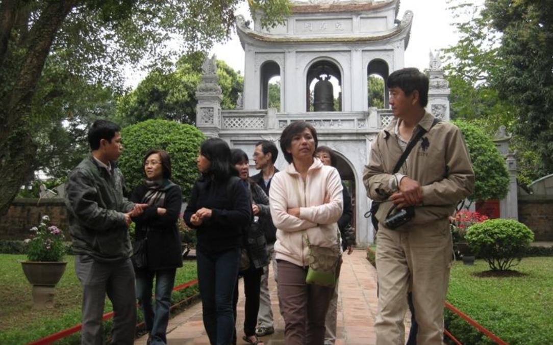 越南62岁老妇嫁给27岁小伙，还为他多次整容，如今却肿得不能看