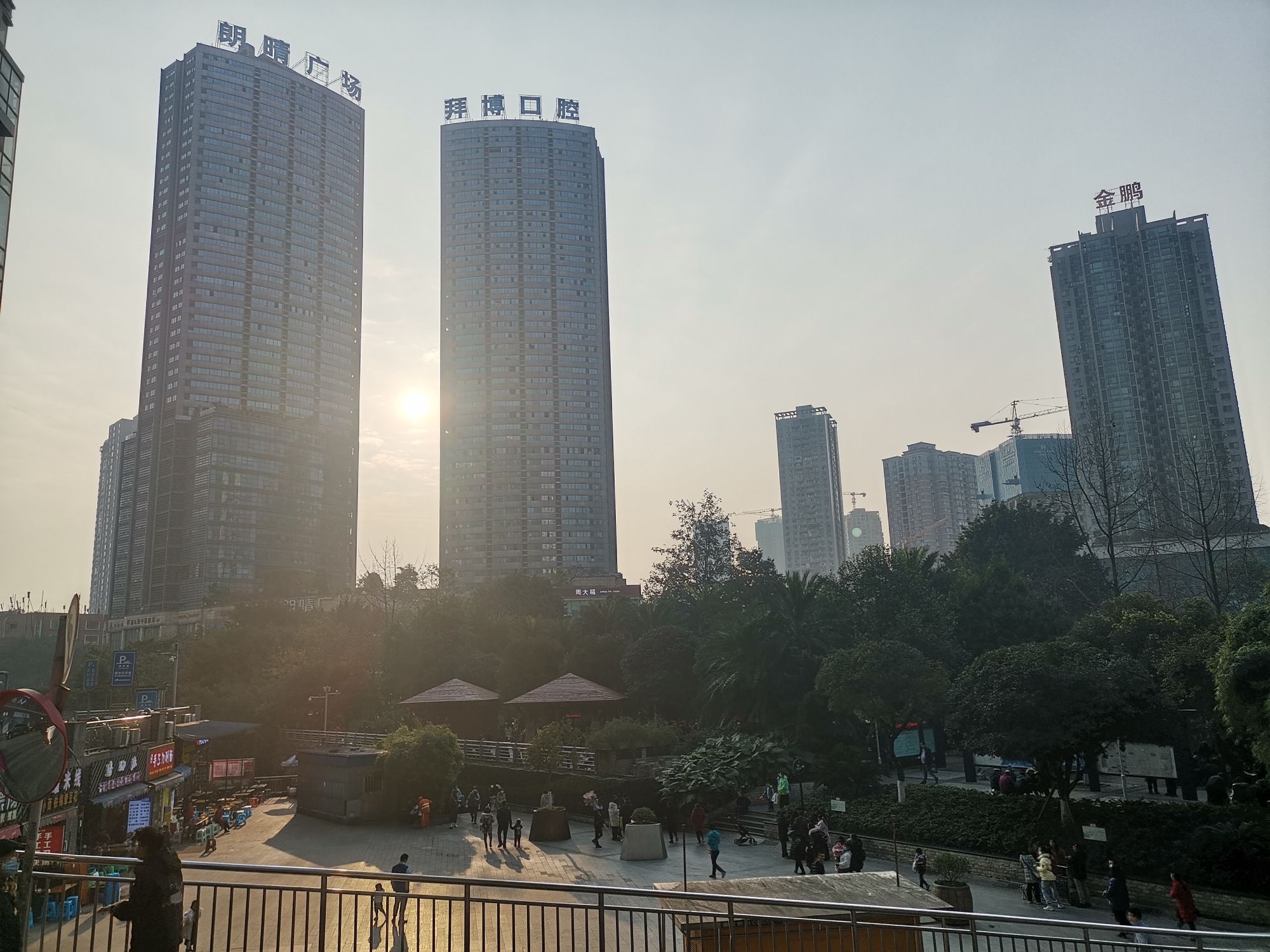 重庆江北著名的城市公园，地处闹市中心游人扎堆，打牌聊天好闹热