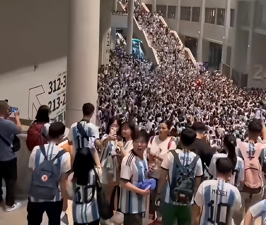 闯球场的球迷,球迷冲进球场拥抱梅西跑了多少米