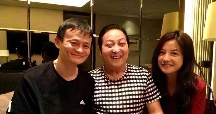 大师王林给女星们“开光”的！一丝不挂用酒画符，场面炸裂！