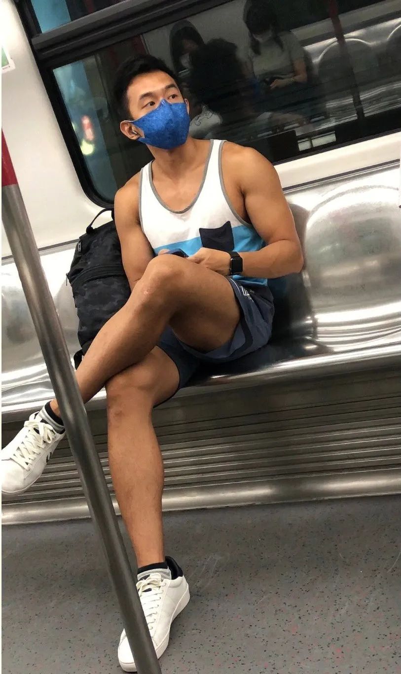 网友在路上拍到高中生,网友拍下地铁上一幕