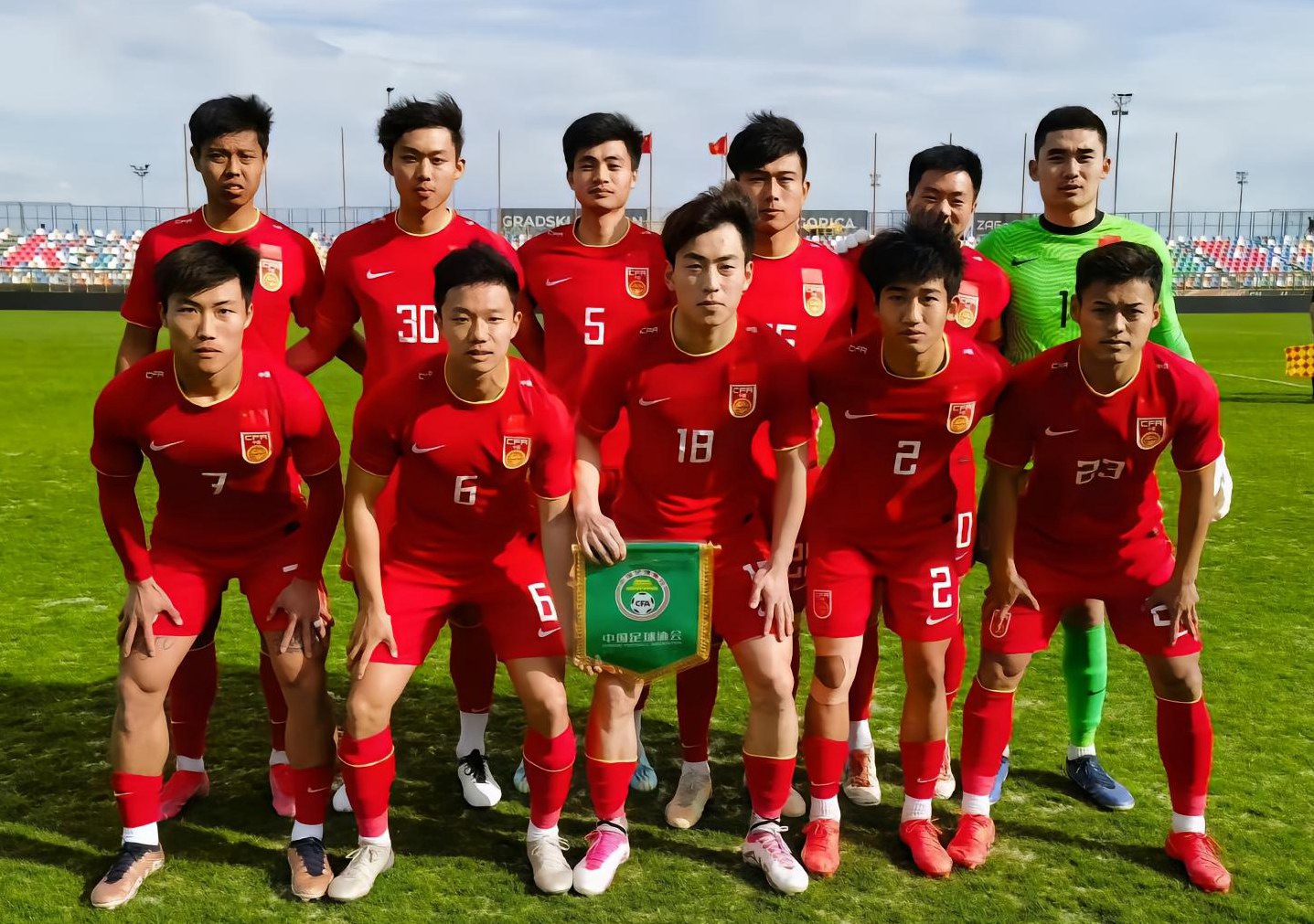 2-2被绝平！亚洲冠军遭羞辱，大5岁90分钟赢不了，法国队全是黑人