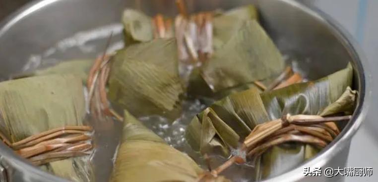 煮粽子的小技巧粽子煮多长时间,煮粽子时为何会出现粽子夹生现象