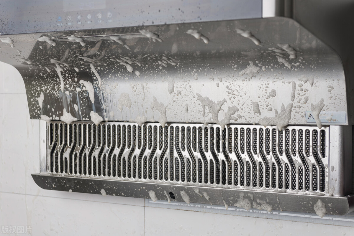 侧吸式油烟机油渍清洗小妙招,清洗油烟机风轮强效去油渍