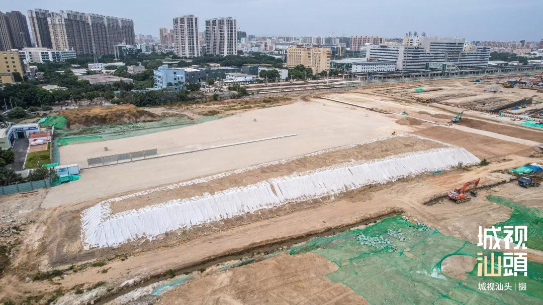 汕头站东侧出现一个很深的“大坑”？