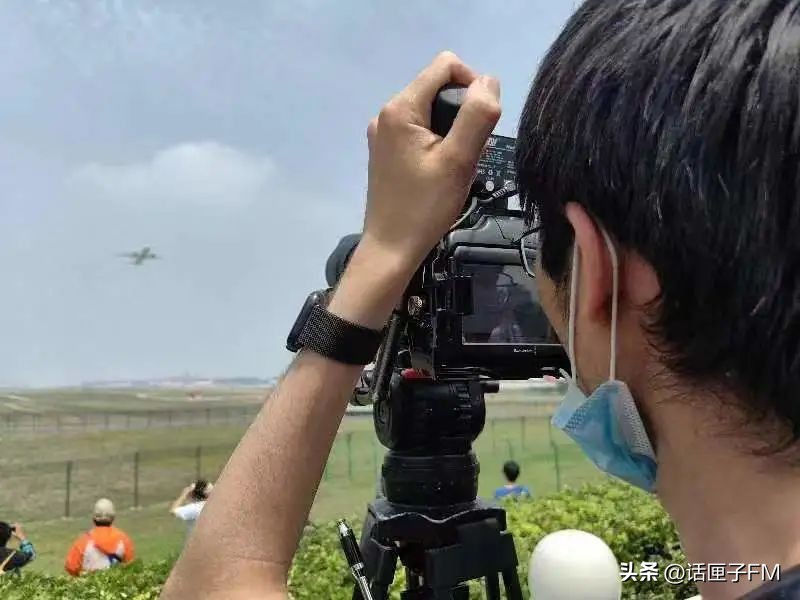 民航最高礼仪迎接c919飞机,商业首航成功c919过水门现场