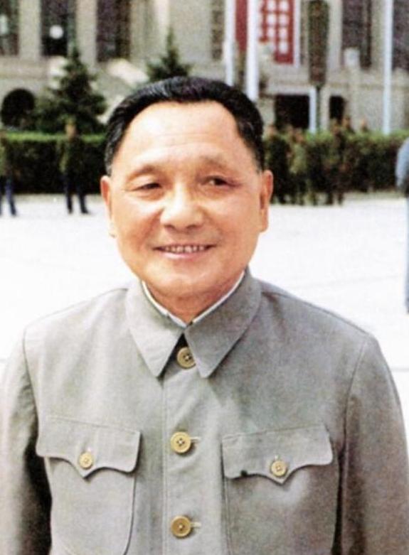 除了毛主席之外，*安门天**城楼上还挂过11个人的画像，都有谁？