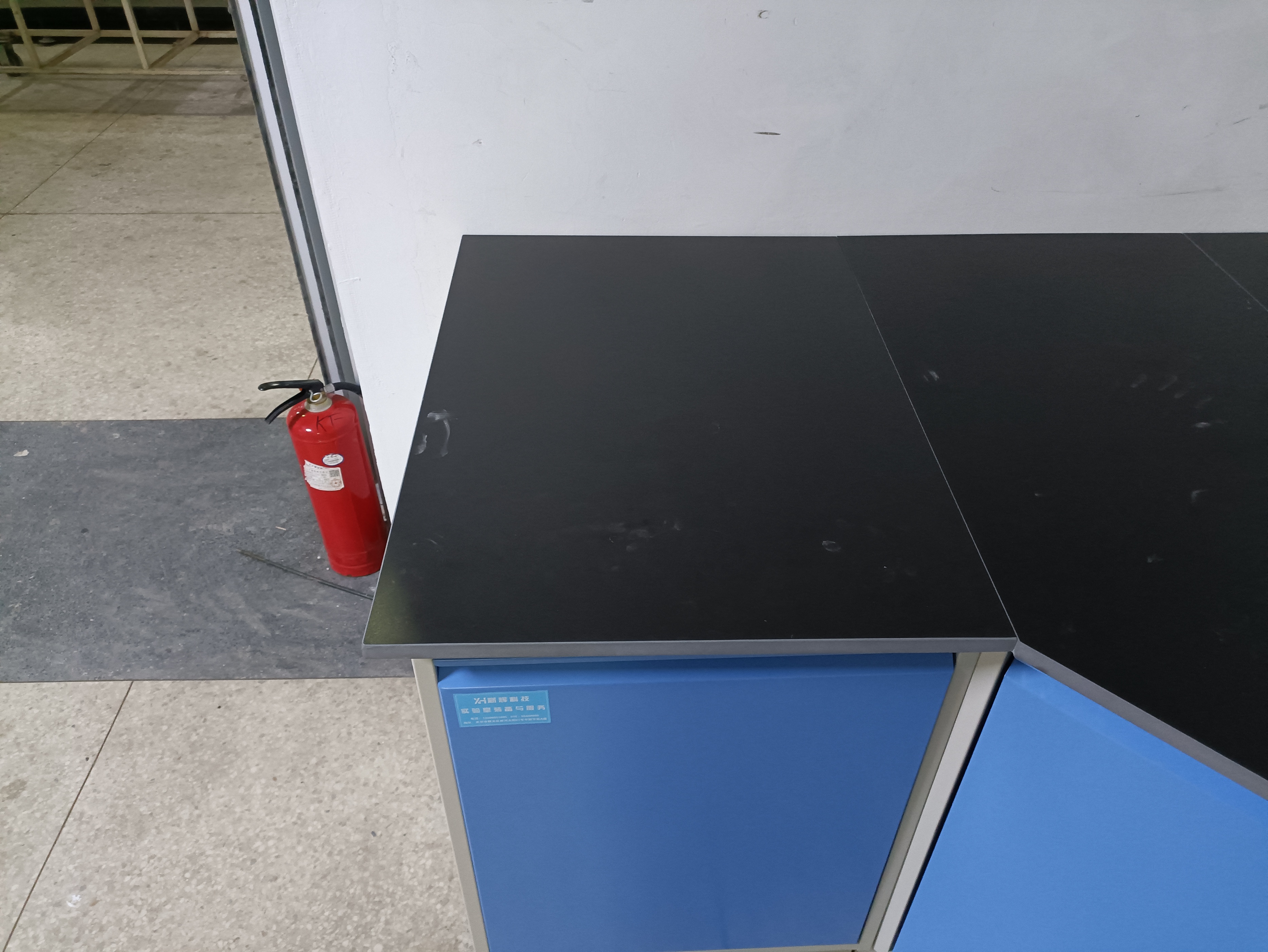 实验室家具台面介绍以薪辉科技实验室家具为例台面的选择供参考