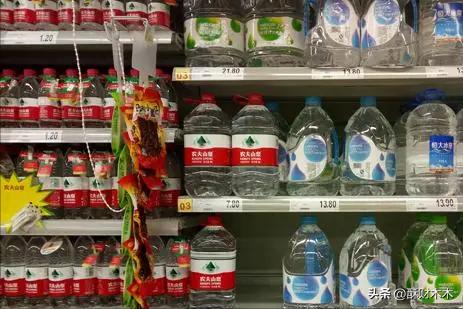 瓶子寒酸一捏就软，却年卖数十亿，“1元水”市场为何只剩冰露？