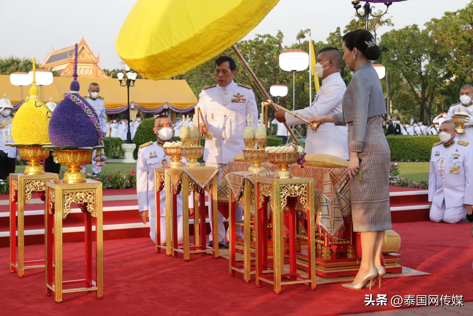 泰国国王给王后颁发毕业证书,泰国国王亲自给学生发毕业证