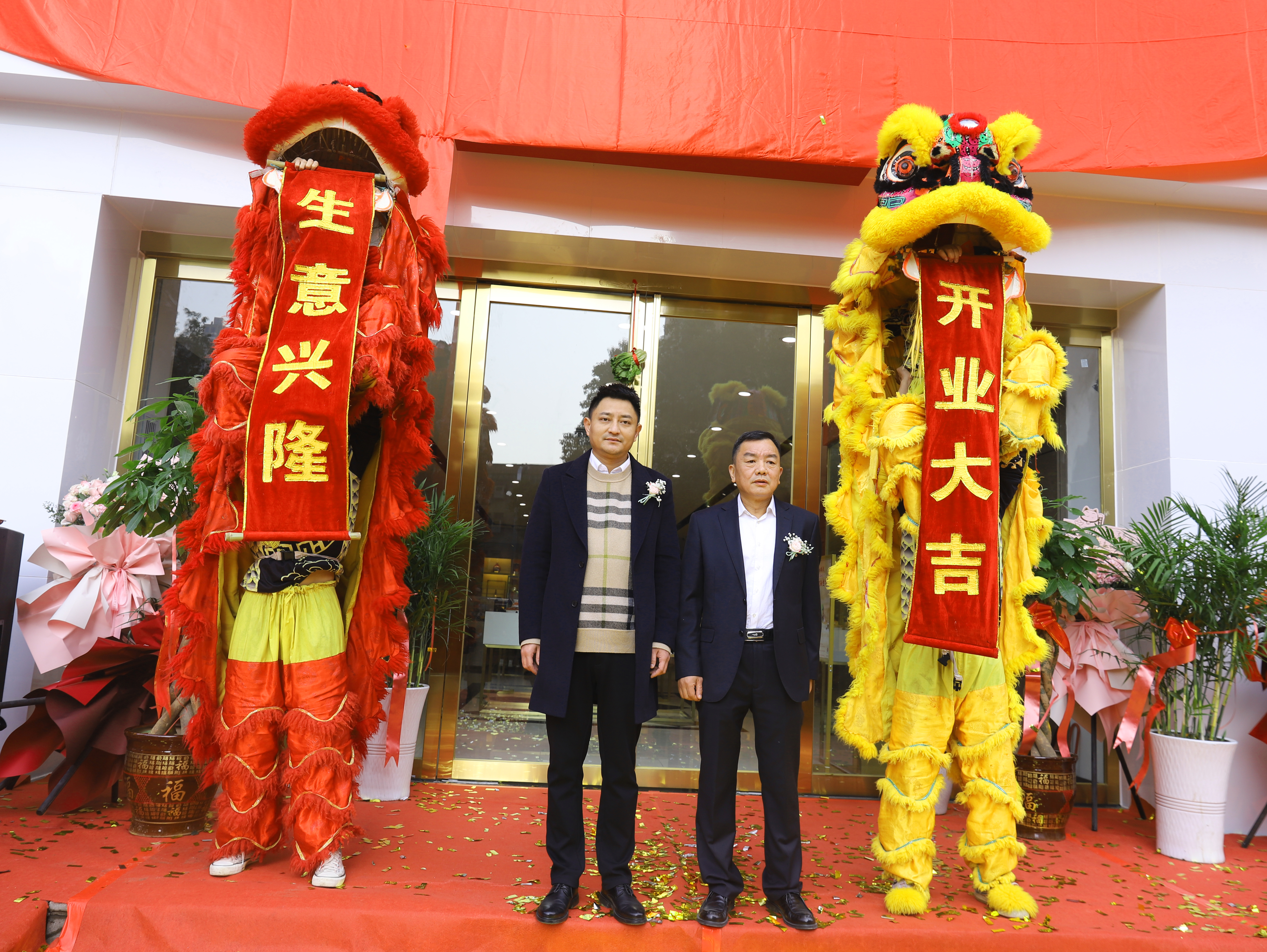 焕新升级骏业日新！“五粮液襄阳旗舰店”盛大开业