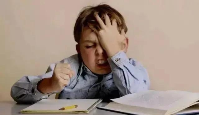 孩子写作业拖拉磨蹭我快崩溃了,四招让孩子写作业不拖拉