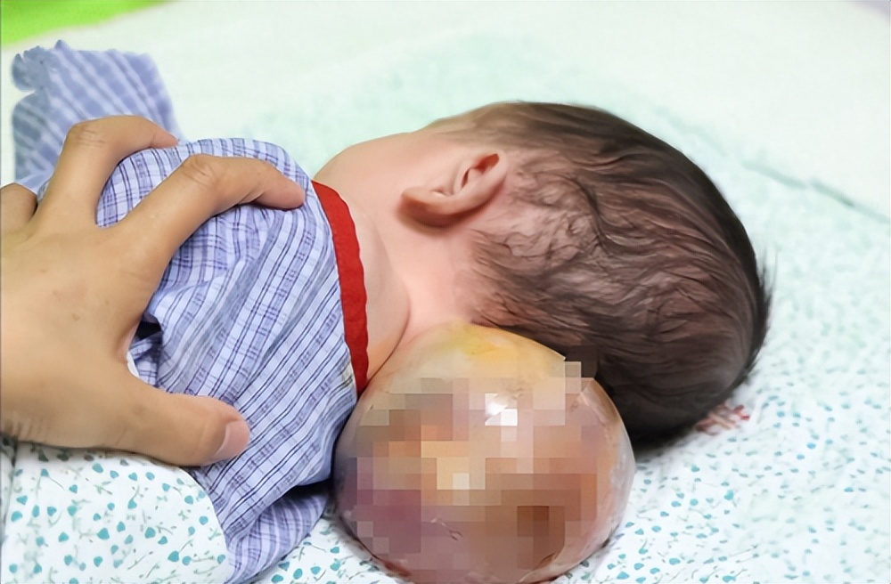 痛心7岁小孩掉进一池塘不幸溺亡,痛心2岁幼童被父亲扔下楼致死