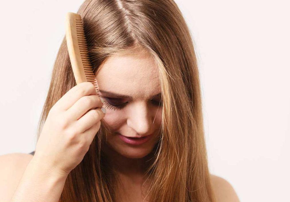 女性脱发的原因及解决方法,女性脱发比较严重防治方法