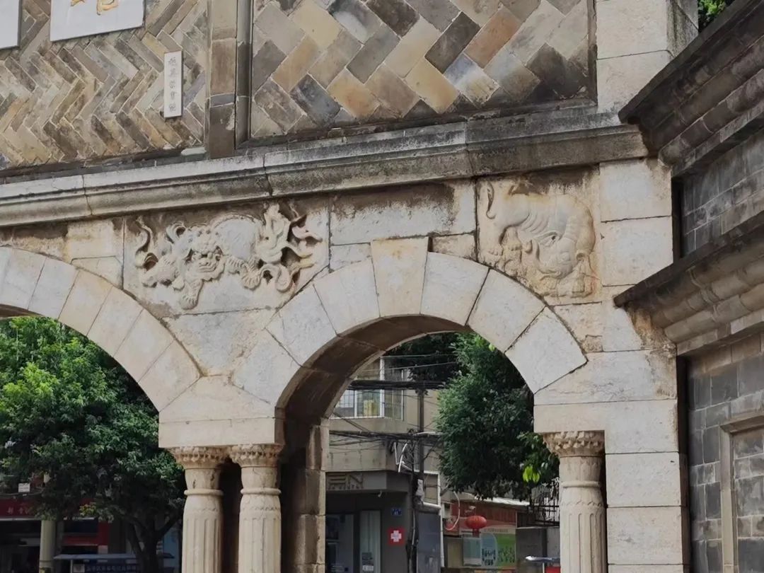 昆明翠湖春晓的那块石碑照片,翠湖牌坊