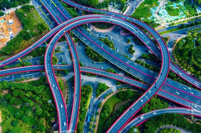 高架桥下种植爬山虎，难道不怕腐蚀吗？看完不得不佩服国人的智慧