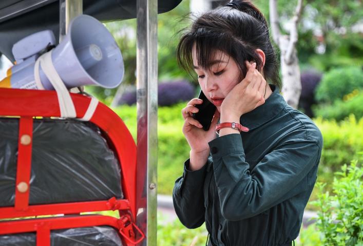 重庆空姐趁假期卖小吃,因颜值走红,每天收入1千元比上班赚得多