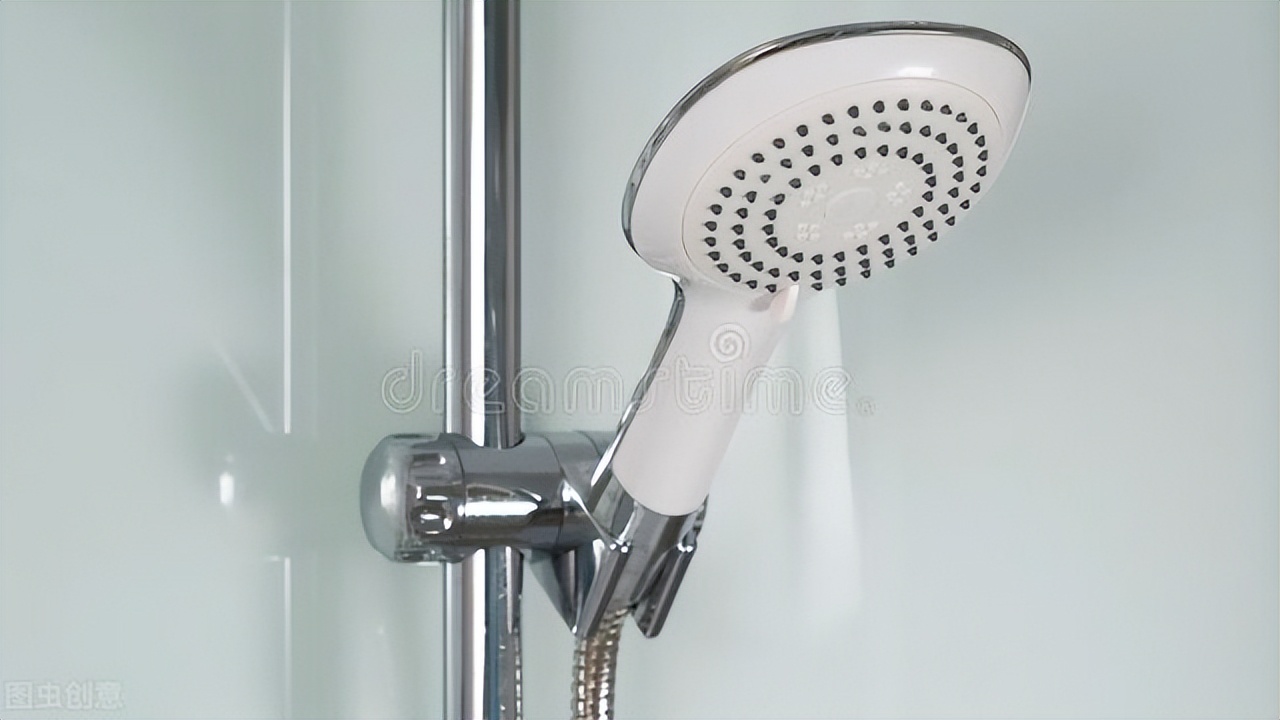 淋浴喷头用一段时间有脏东西,淋浴喷头堵了会使热水变冷吗