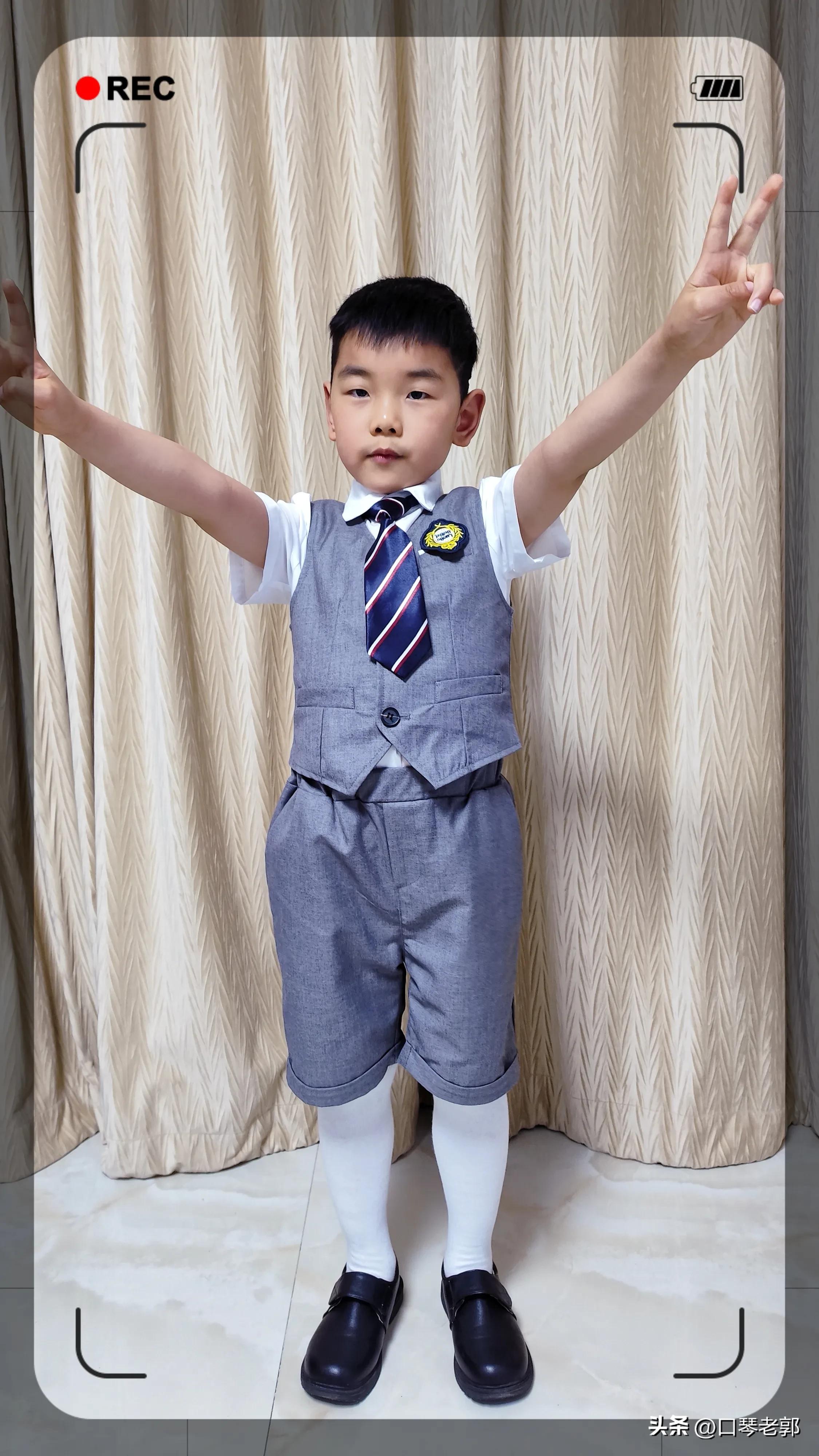 小朋友的室内毕业照,单人毕业照小学生