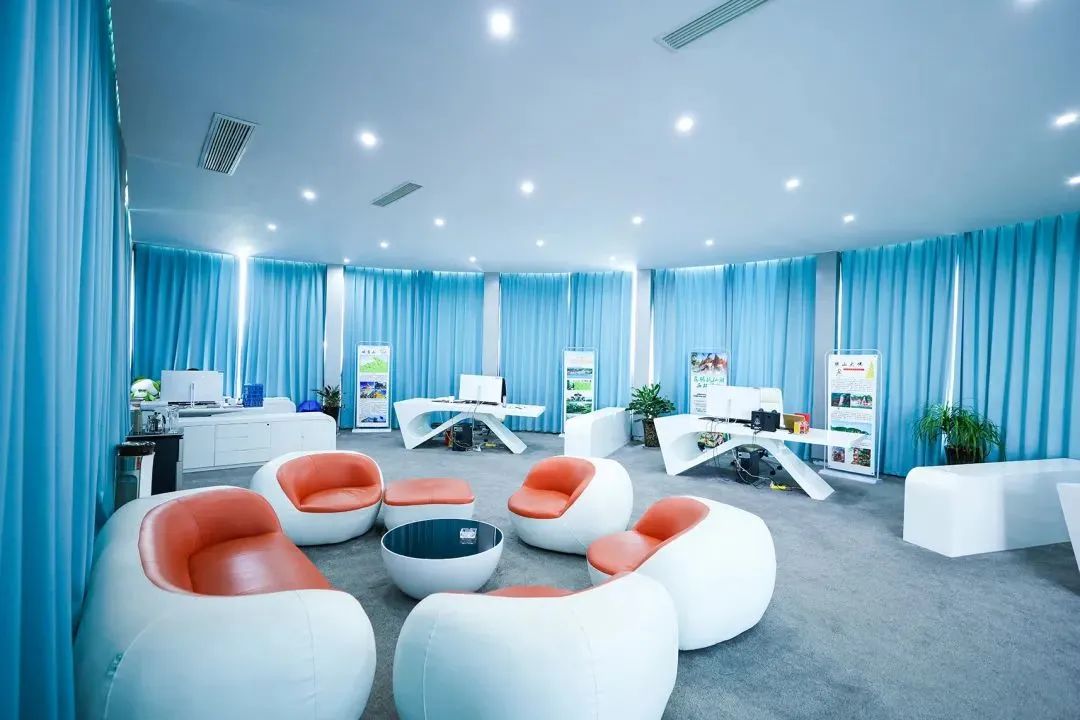 校园里面真的有飞机场和火车站吗,成都机电工程学校双流校区