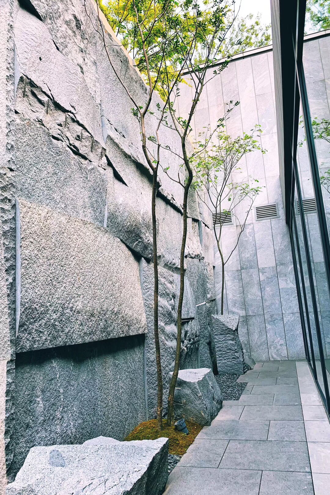 现代式庭院石墙,庭院老石墙院墙怎么处理好