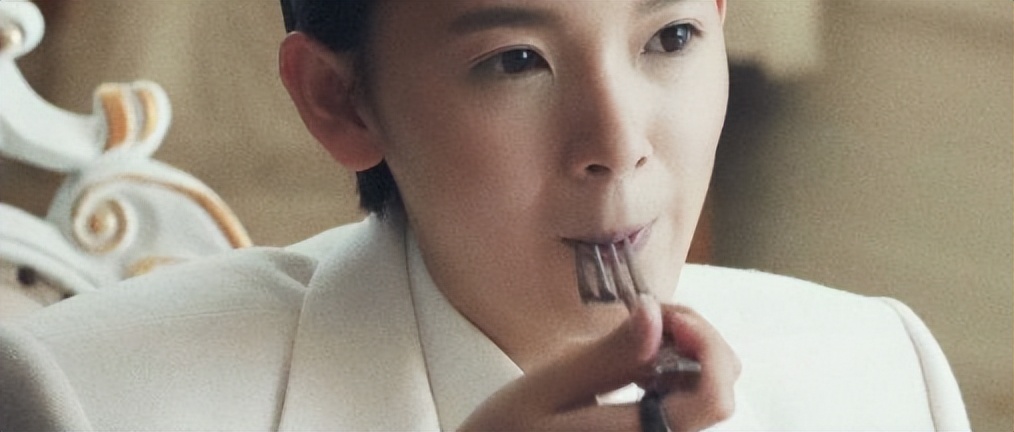 漂亮书生鞠婧祎女扮男装惊艳全场,鞠婧祎女扮男装头发散开看呆众人