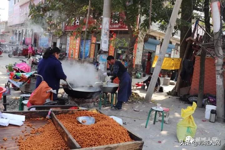 郸城这个镇路中间立匹马!繁荣景象,小妮来白马惊呆了