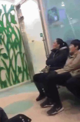 想穿这样的衣服还怕别人看见吗,穿这样的衣服出门真的不尴尬吗