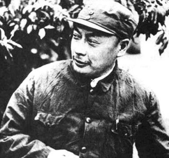 毛主席参加陈毅追悼会，看到一副挽联，停下问道：这是谁写的？