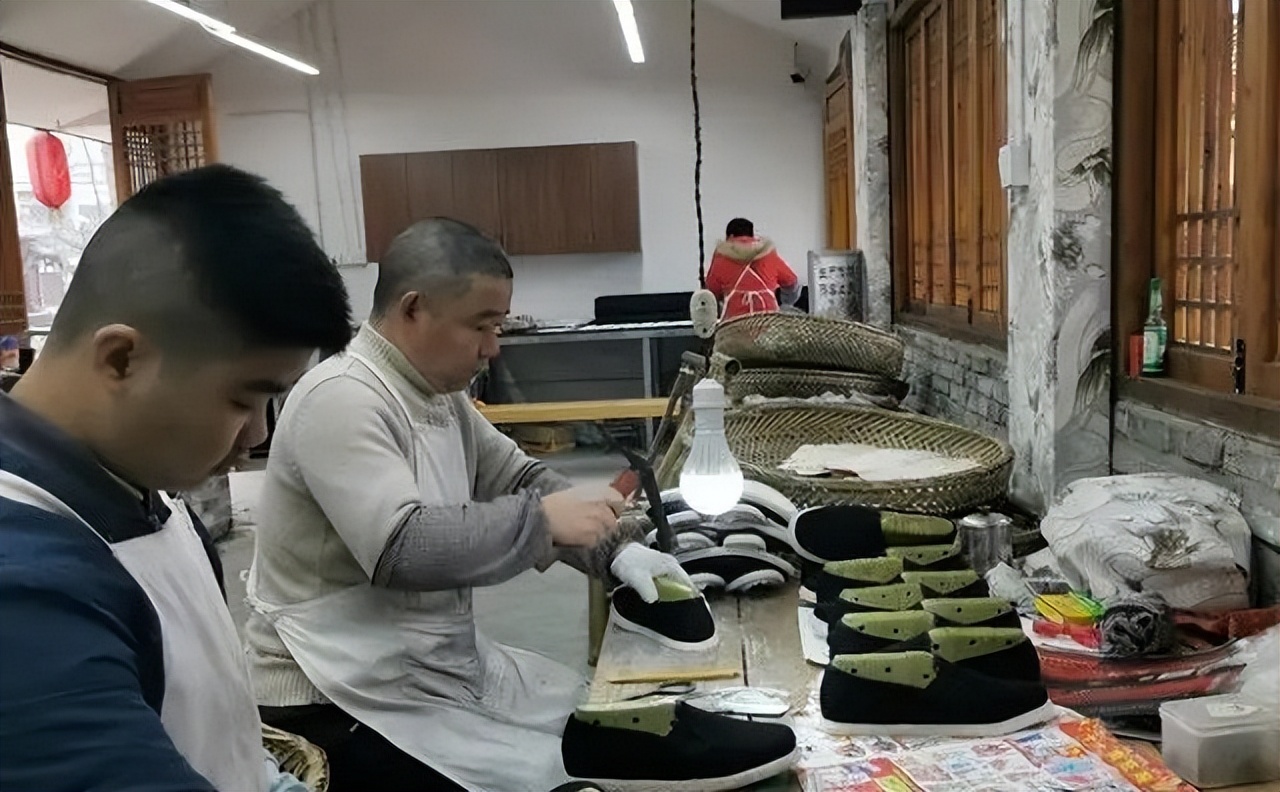 *小平邓**为什么说：这是家乡人给我穿的“小鞋”